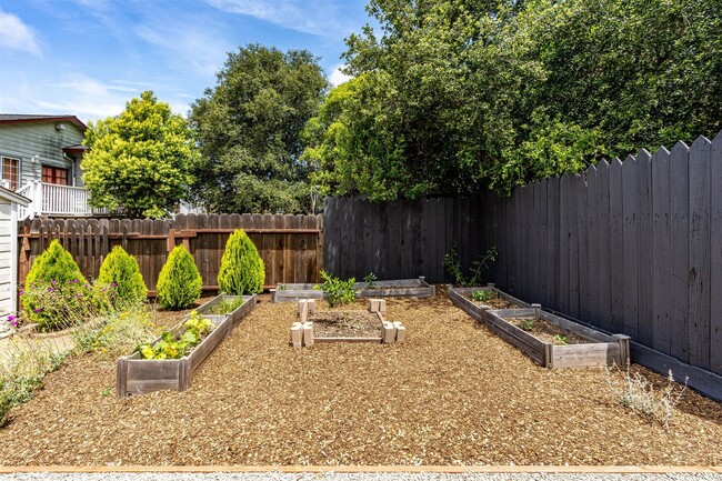Building Photo - Alta Heights Beautifully Renovated Cottage