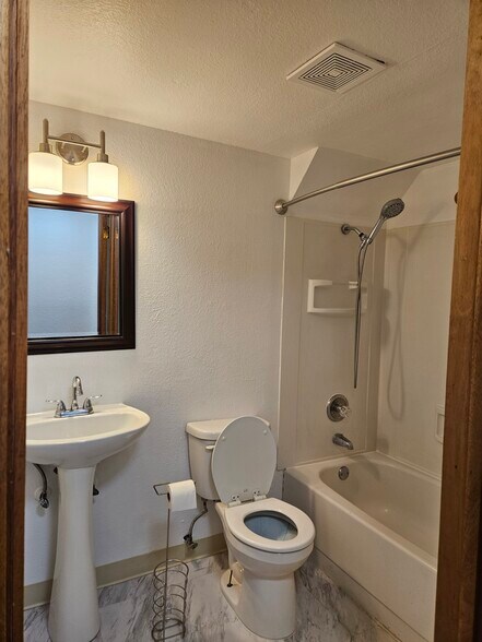 Building Photo - 452 N Van Buren St