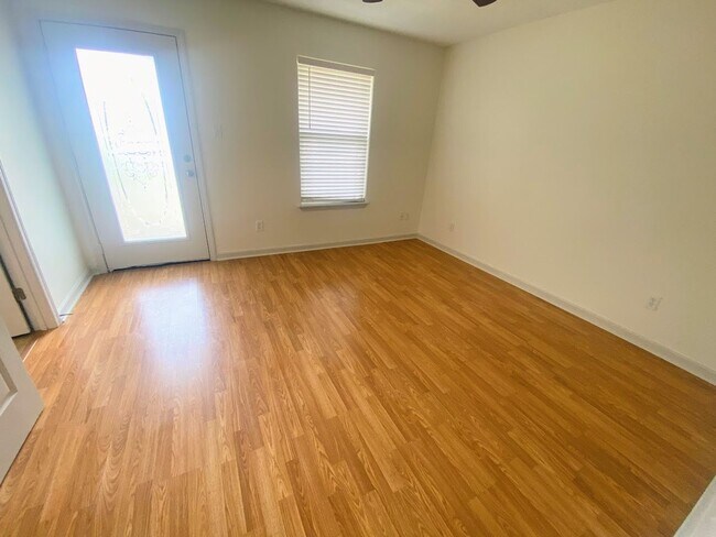 Building Photo - 2-Bed, 2.5-Bath Townhouse Near McNeese State University