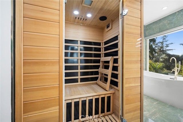 Building Photo - 2065 E Altadena Dr