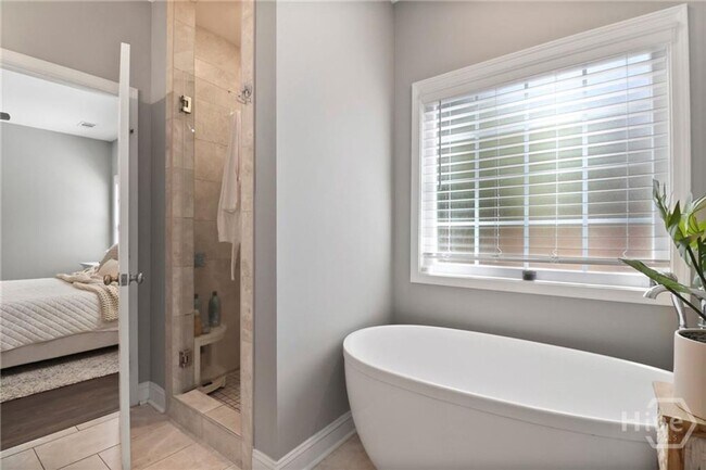 Building Photo - Perfect blend of luxury and comfort