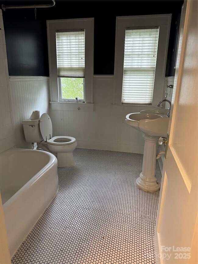 Building Photo - 1100 Herrin Ave
