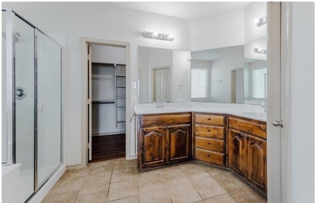 Building Photo - 1619 Brighton Downs