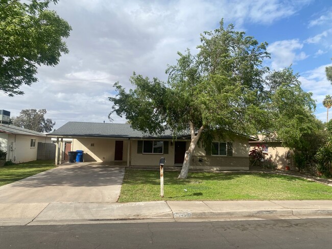 Primary Photo - Charming 3 Bed/2 Bath w/Pool in Great Mesa...