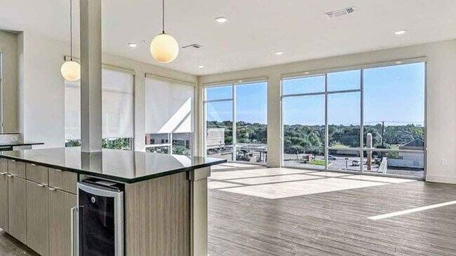 Building Photo - Over the top 1BR