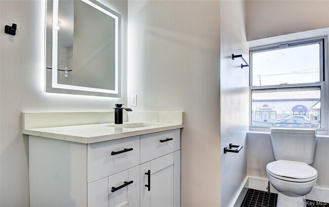 Building Photo - 292 Main St