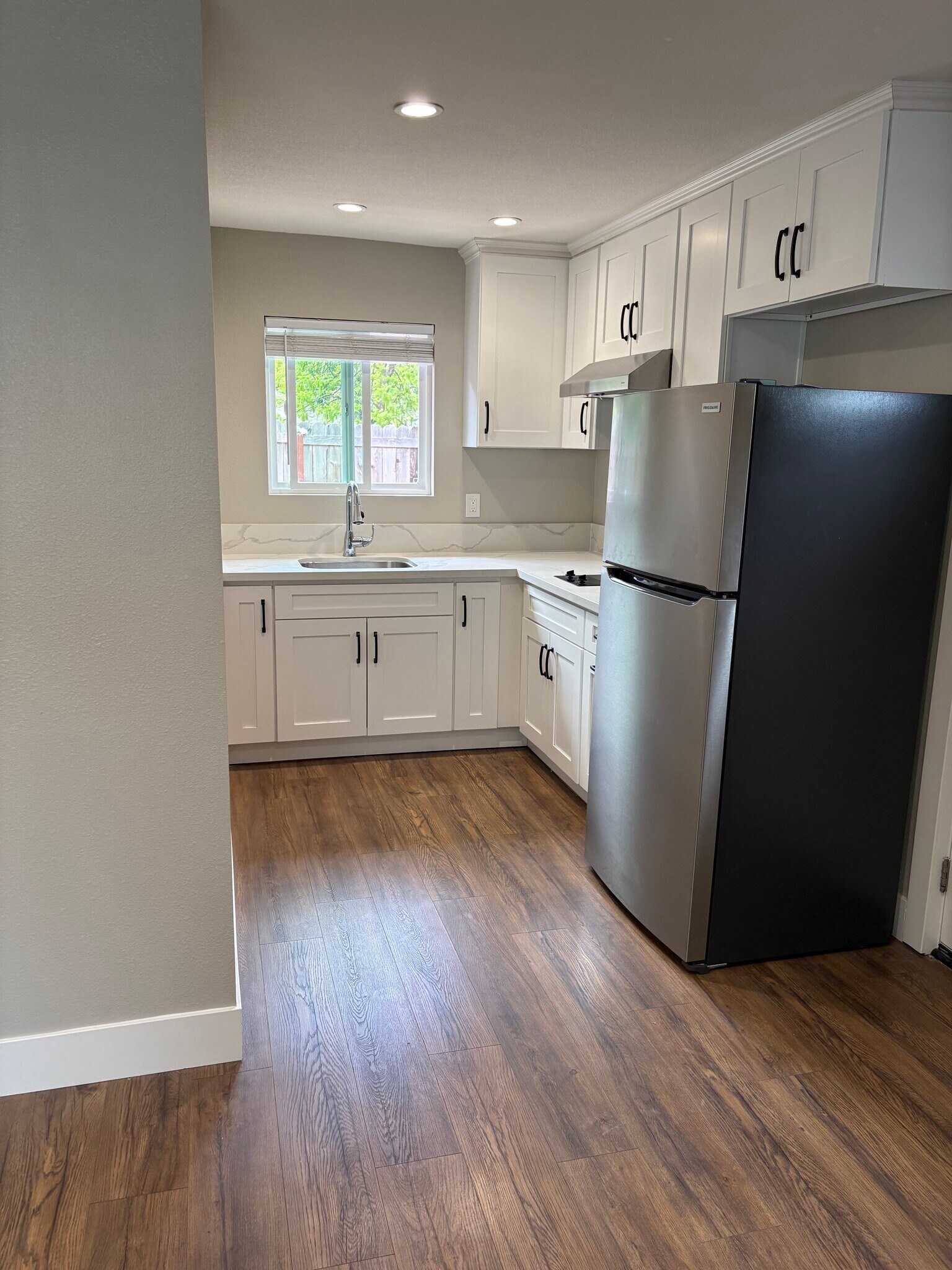 Building Photo - 911 E Aliso St