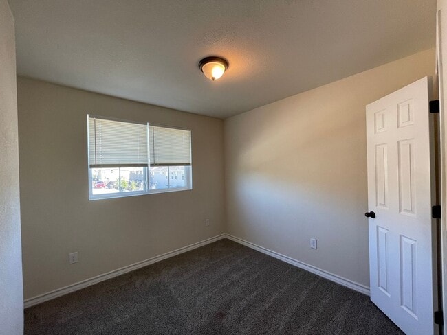 Building Photo - Town home for rent
