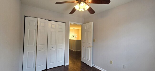 Building Photo - Beautiful 3 bedroom 2.5 bathroom END Unit ...