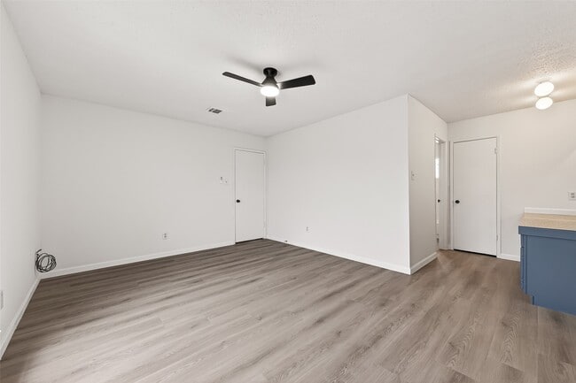 Building Photo - 7523 La Pl Dr