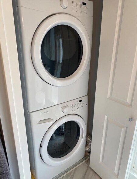 Building Photo - 412 Starkweather St