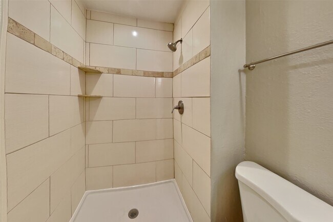 Building Photo - 18106 Navajo Trail Dr