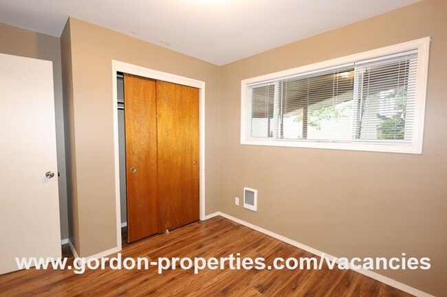 Building Photo - SE Green Vista Dr - Milwaukie 2 bedroom du...