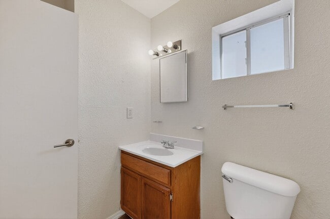 Building Photo - 4 bedroom 2.5 bath home in East El Paso!