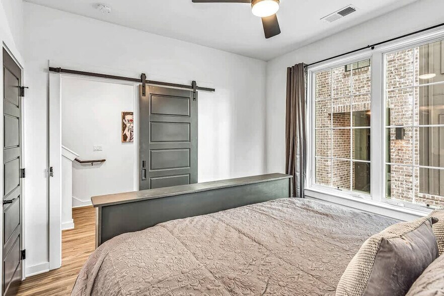 Building Photo - 738 Douglas Ave