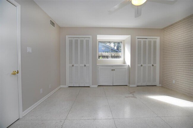 Building Photo - 1215 Briarpark Dr