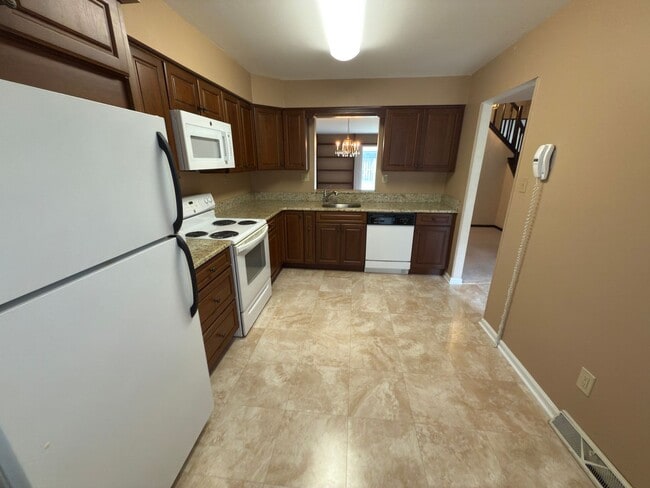 Building Photo - 3BR+BSMT Townhome (Tapestry) with COUNCIL ...