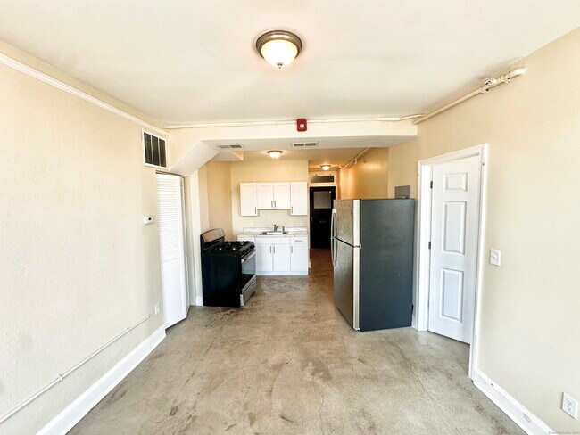 Building Photo - 77 Bank St