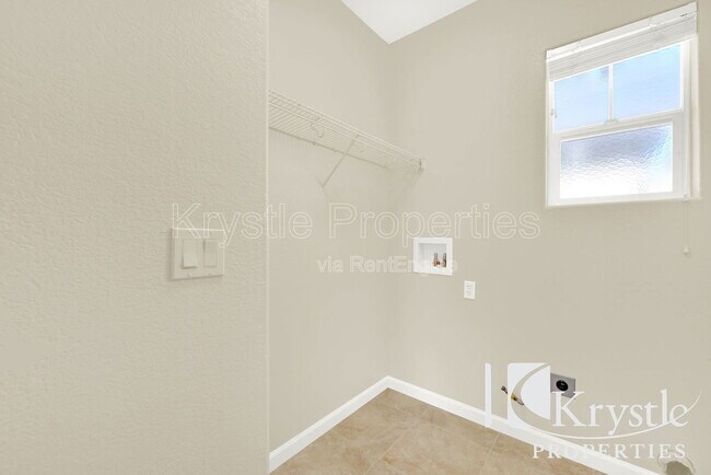 Building Photo - 8388 Bennington Ct