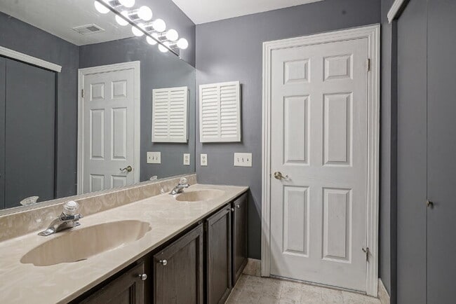 Building Photo - 2004 Augusta Cir