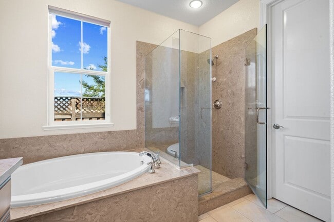 Building Photo - HILLTOP CORNER HOME WITH GORGEOUS VIEWS