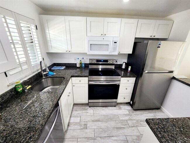 Building Photo - 1638 Embassy Dr
