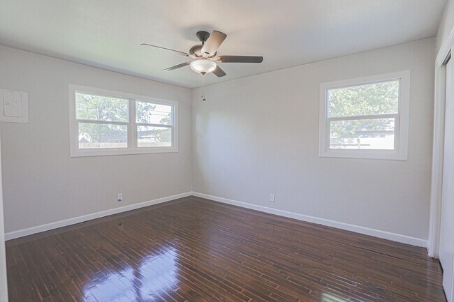 Building Photo - Pre Leasing for fall 2026! 4/2 in Medical District