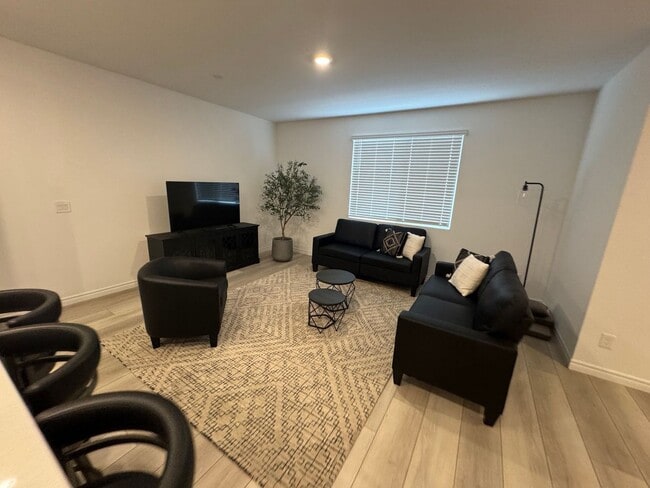Building Photo - Modern Furnished Townhome with Style, Spac...