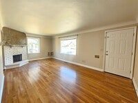 Building Photo - $1,700 - 2 Bed / 1 Bath Charming Rancher H...