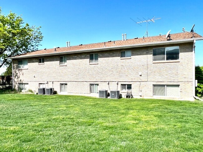 Building Photo - 75 S 725 E