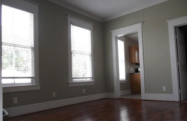 Building Photo - 2725 1/2 Bernardo De Galvez Ave