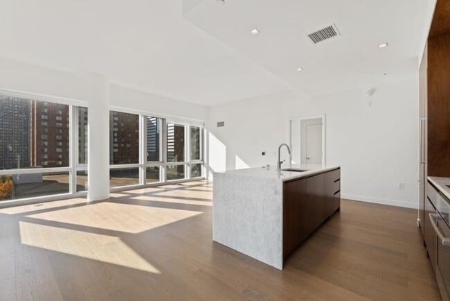 Building Photo - 75 Park Ln S