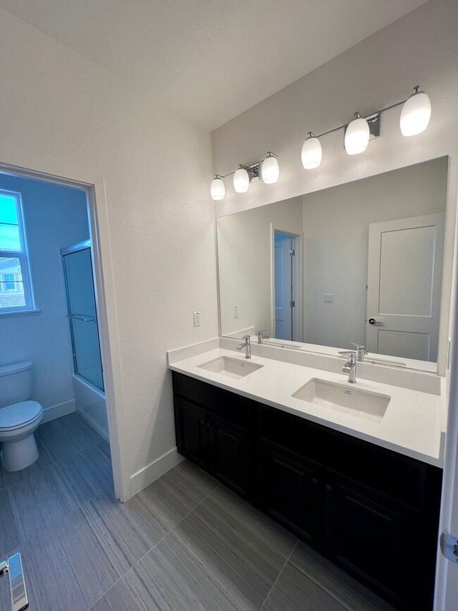 Building Photo - Gorgeous Nearly New Home With 4 Bed, 2.5 b...