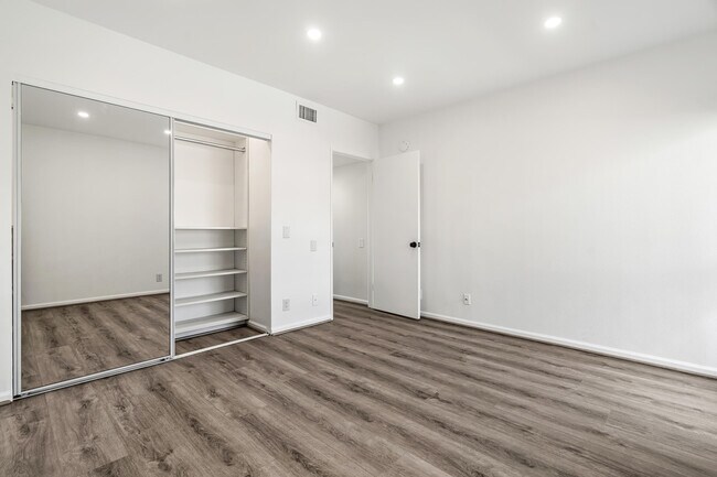 Building Photo - 277 E Alejo Rd