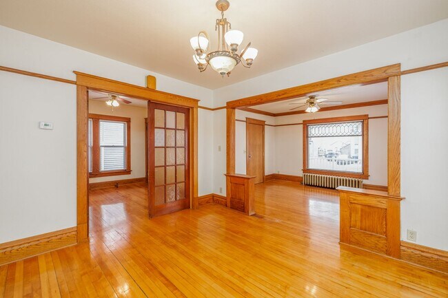 Building Photo - 547 Jefferson St