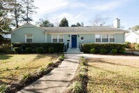 Building Photo - Fully furnished- Beautiful Forest Hills Home
