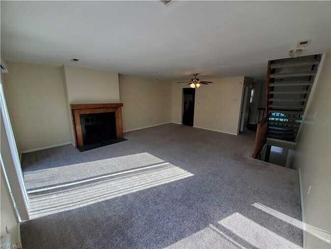 Building Photo - Three story townhouse in centrally located...