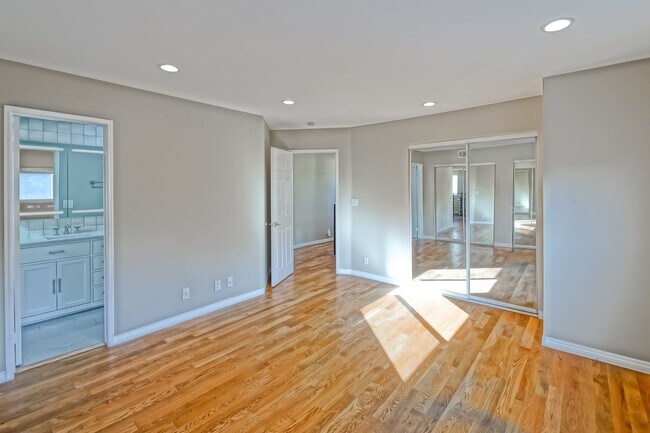 Building Photo - 4021 Crest Dr