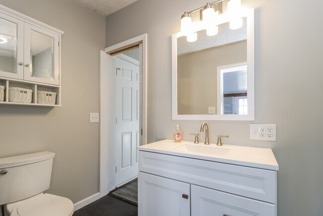 Building Photo - Gorgeous 4 Bedroom Ranch