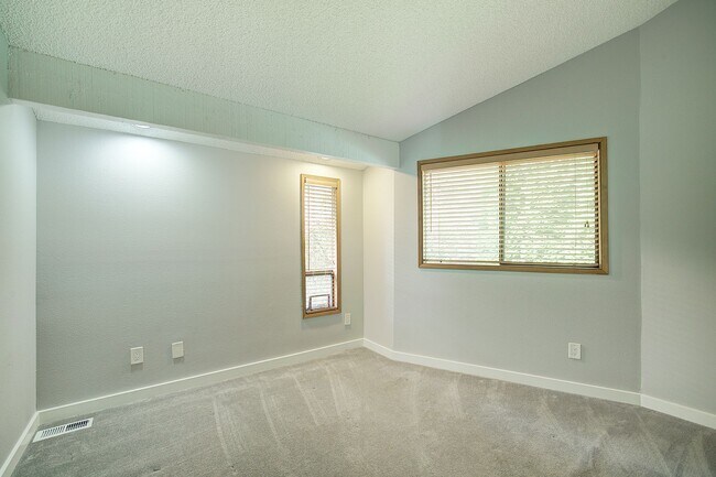 Building Photo - 5Bd/2.5Ba Kirkland Home
