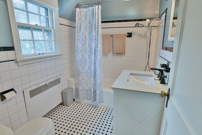Building Photo - Beautiful Single Family in Bellevue Park