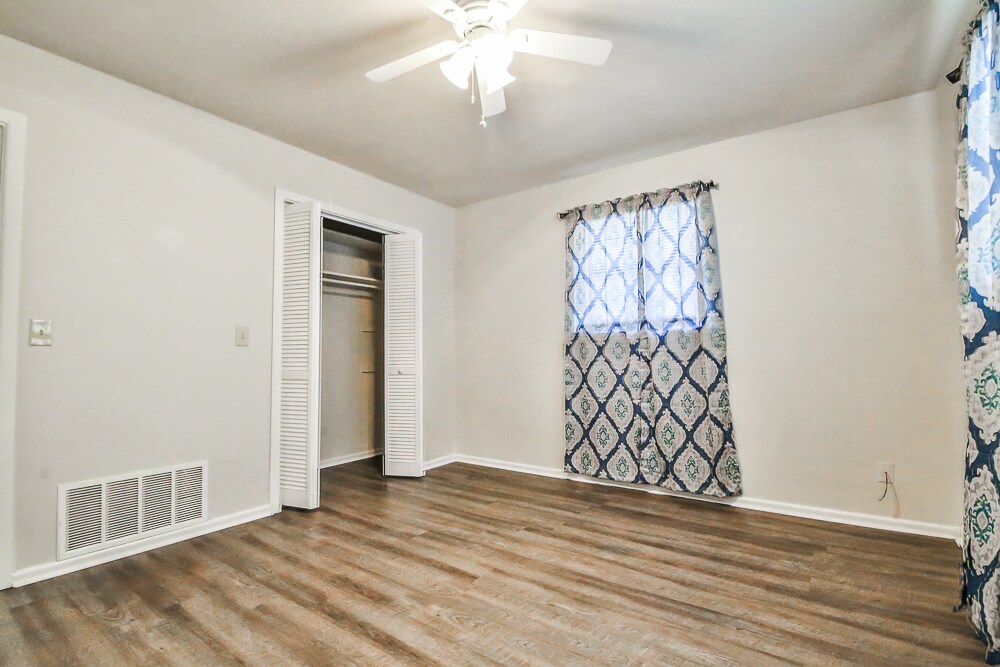 Building Photo - 711 6th Plz