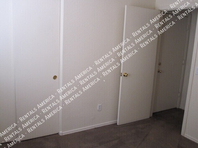Building Photo - 427 S Sabrina