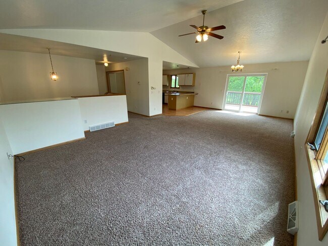 Building Photo - 523