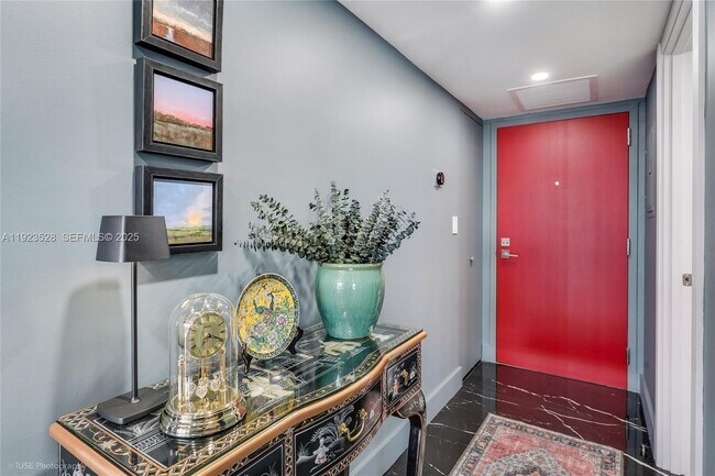 Building Photo - 2555 Collins Ave