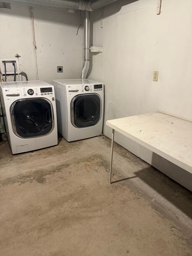 Building Photo - Beautiful home with lots of parking and central air