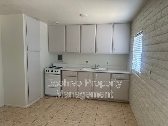 Building Photo - 432 E Kimball Ave