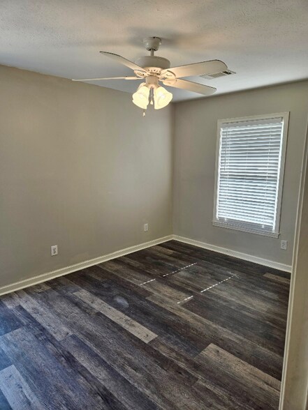 Building Photo - 2318 Burnside Dr