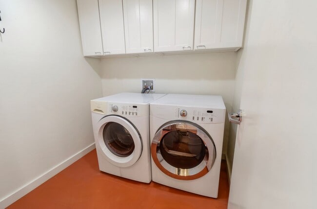 Building Photo - University Bungalow