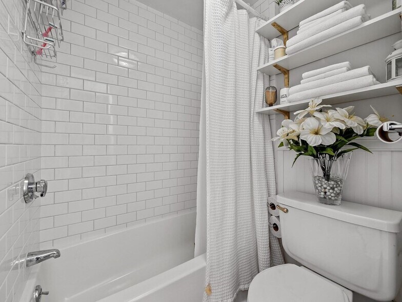 Building Photo - 19 Charter St